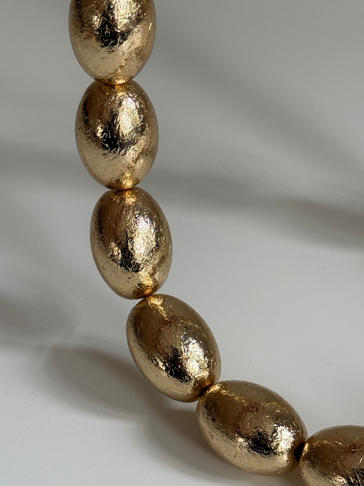 Gold Rengi Dokulu Oval Boncuklu Kadın Kolye