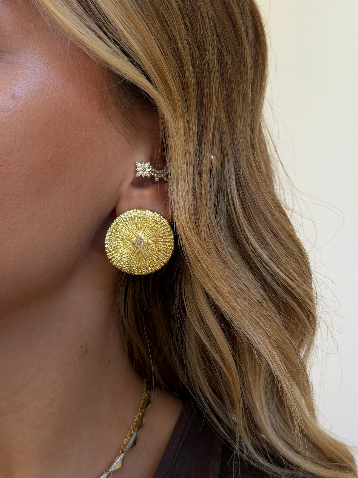 Gold Rengi Yuvarlak Model Kadın Küpe