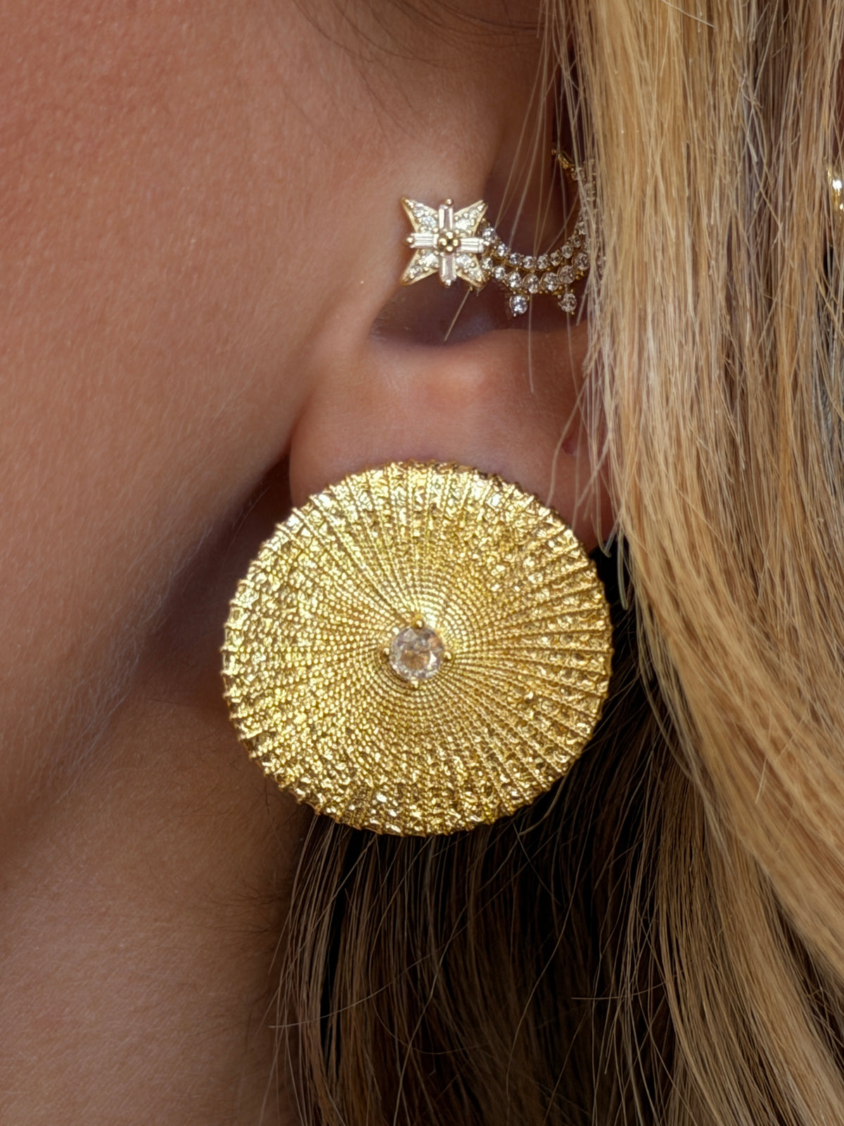 Gold Rengi Yuvarlak Model Kadın Küpe