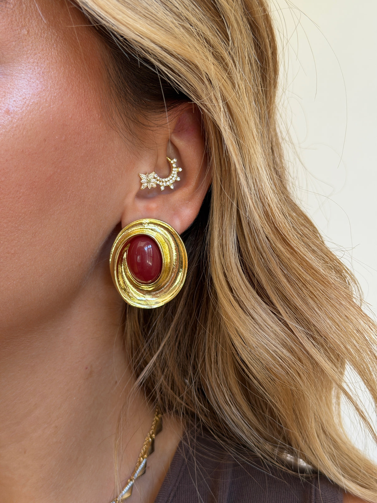 Gold Rengi Renkli Taşlı Oval Model Kadın Küpe