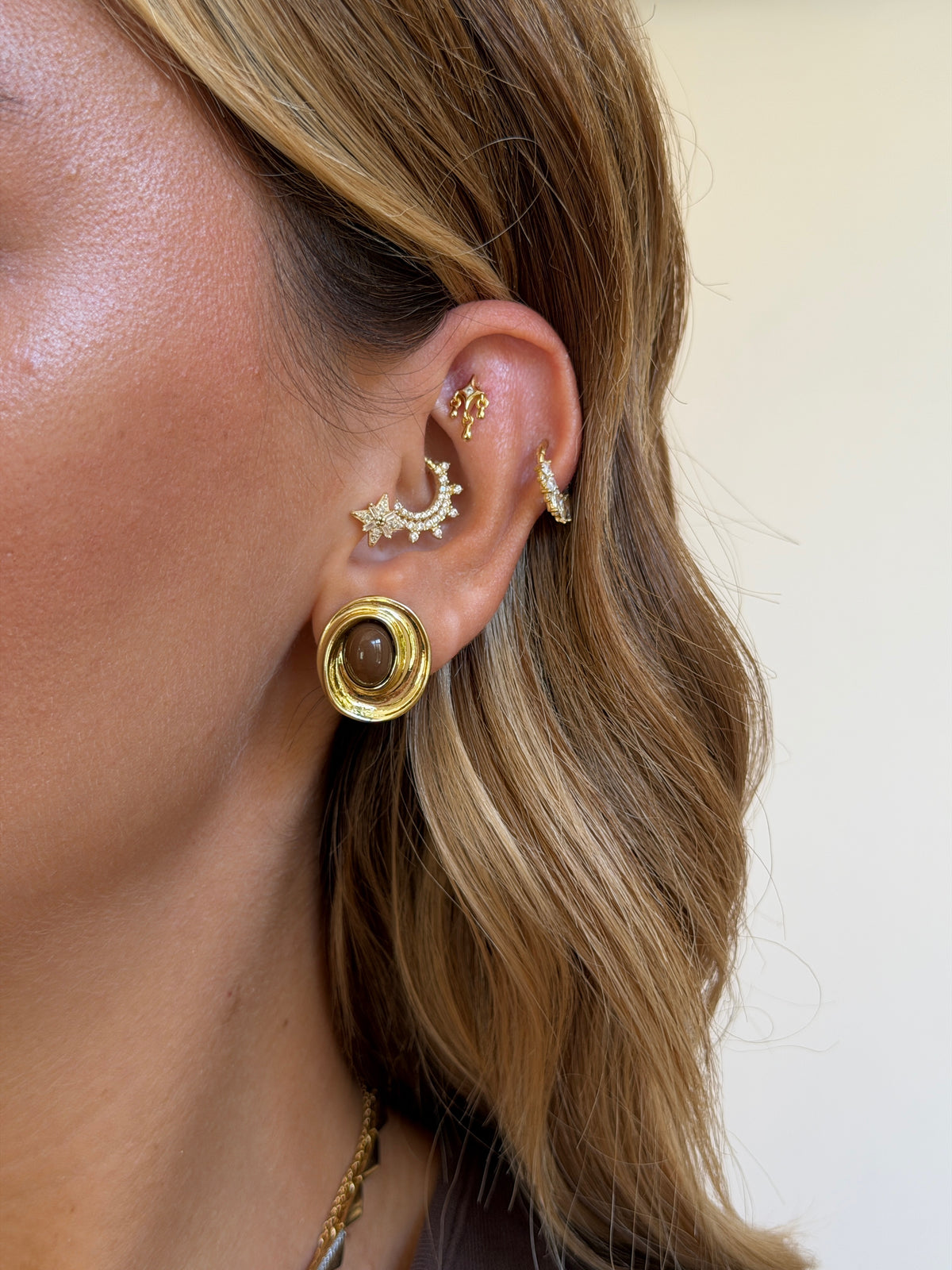 Gold Rengi Küçük Renkli Taşlı Oval Model Kadın Küpe