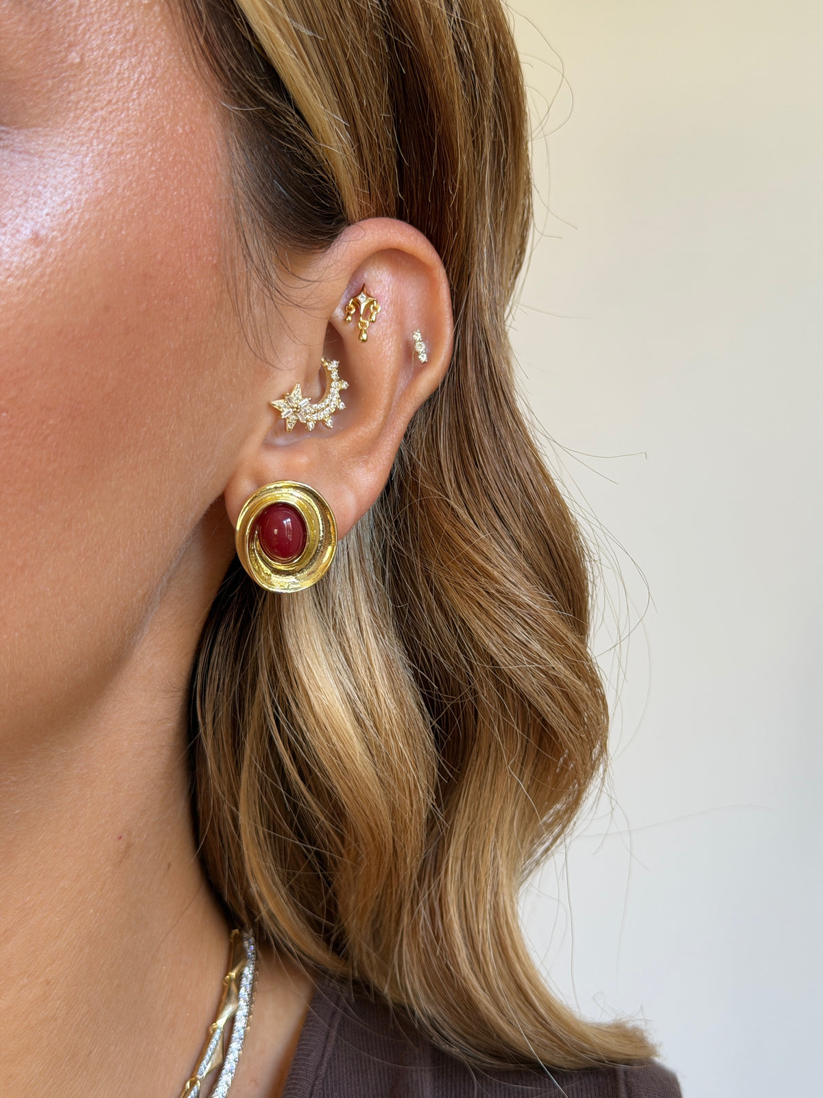 Gold Rengi Küçük Renkli Taşlı Oval Model Kadın Küpe