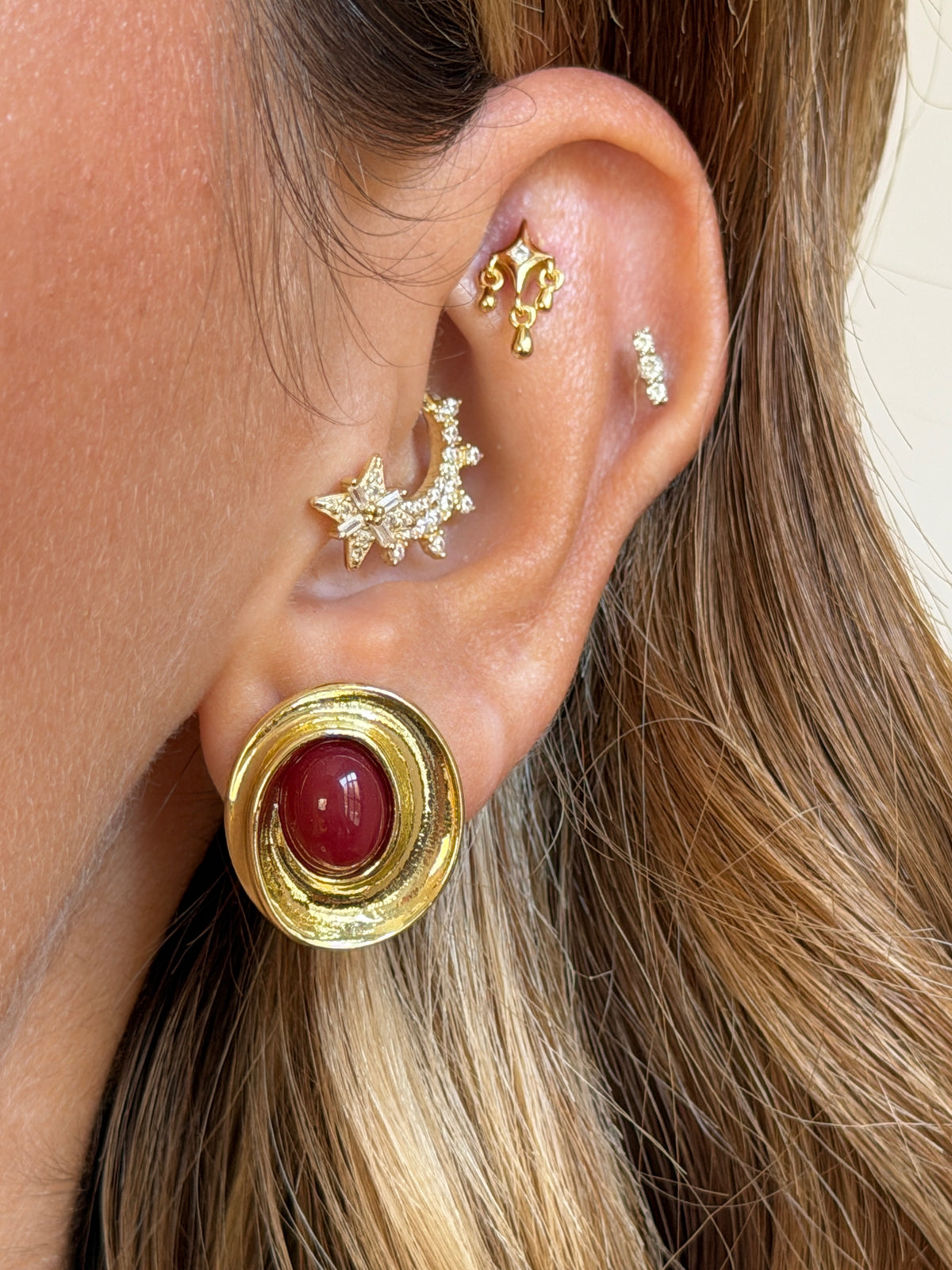 Gold Rengi Küçük Renkli Taşlı Oval Model Kadın Küpe