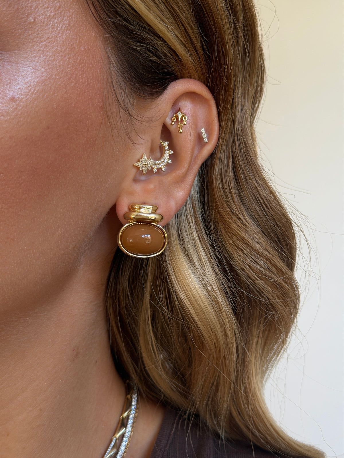 Gold Rengi Renkli Taşlı Oval Model Kadın Küpe