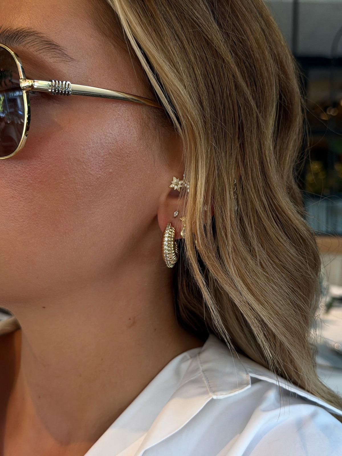 Gold Rengi Tırtıklı Taşlı Model Kadın Küpe