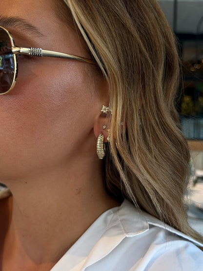 Gold Rengi Tırtıklı Taşlı Model Kadın Küpe
