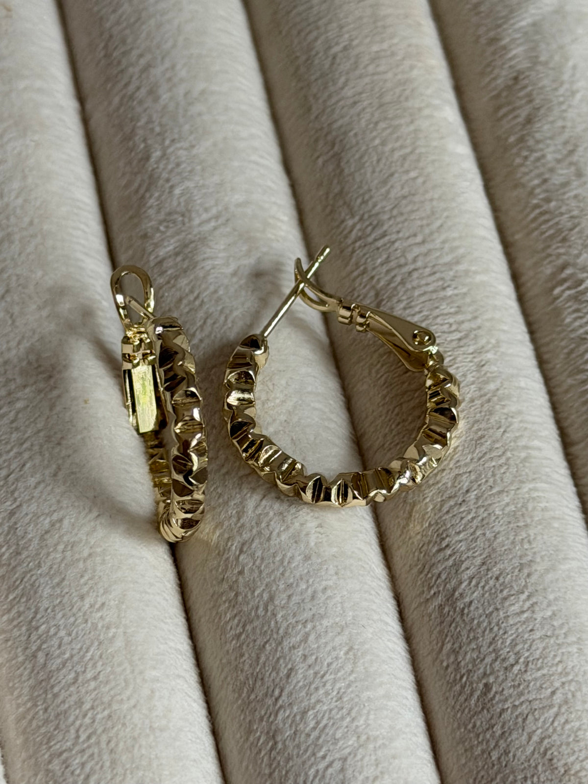 Gold Rengi Dalgalı Model Halka Model Kadın Küpe