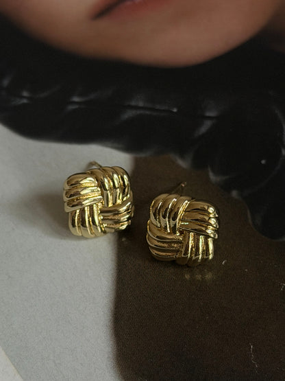 Gold Rengi Sarmal Model Kadın Küpe