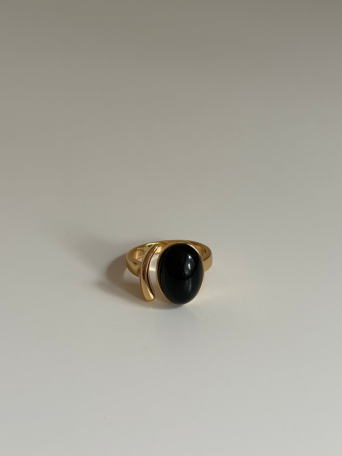 Gold Rengi Siyah Oval Taşlı Kadın Yüzük