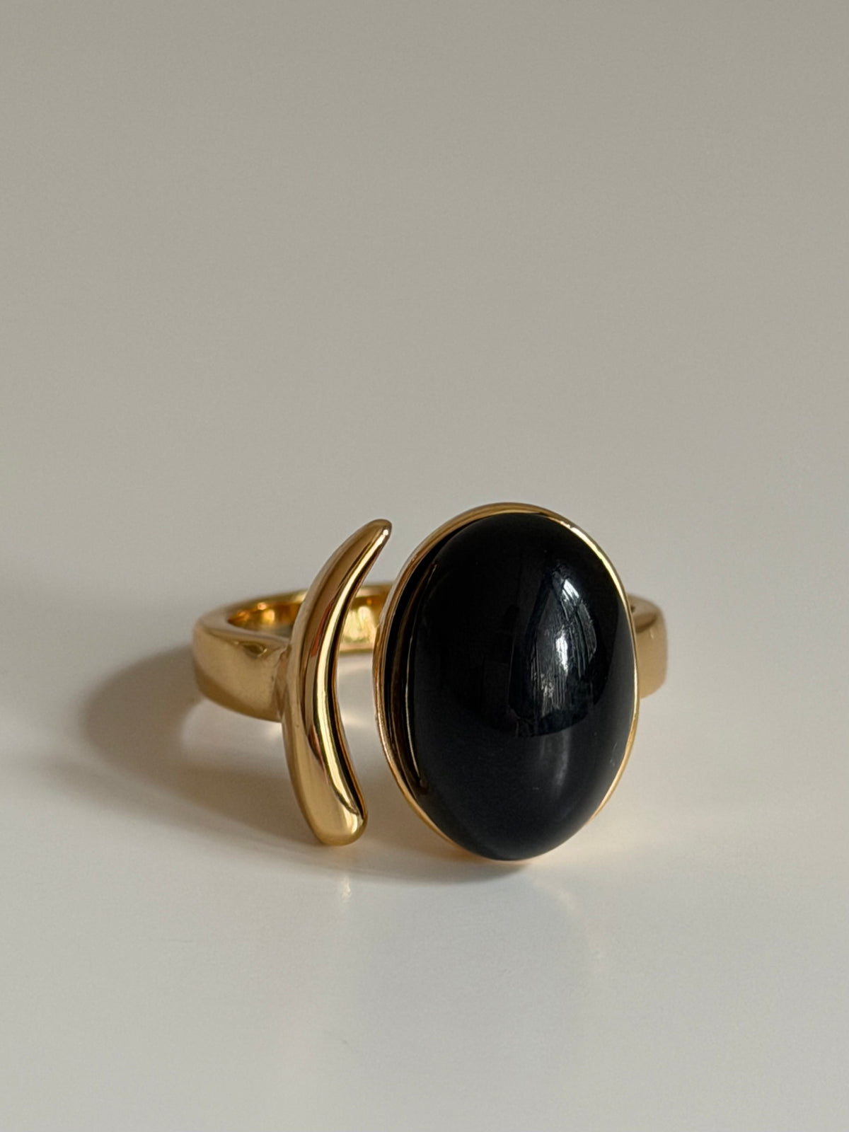 Gold Rengi Siyah Oval Taşlı Kadın Yüzük
