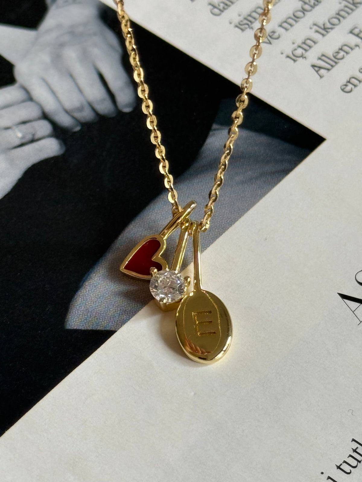Gold Rengi Bordo Kalp Detaylı Harf Kadın Kolye