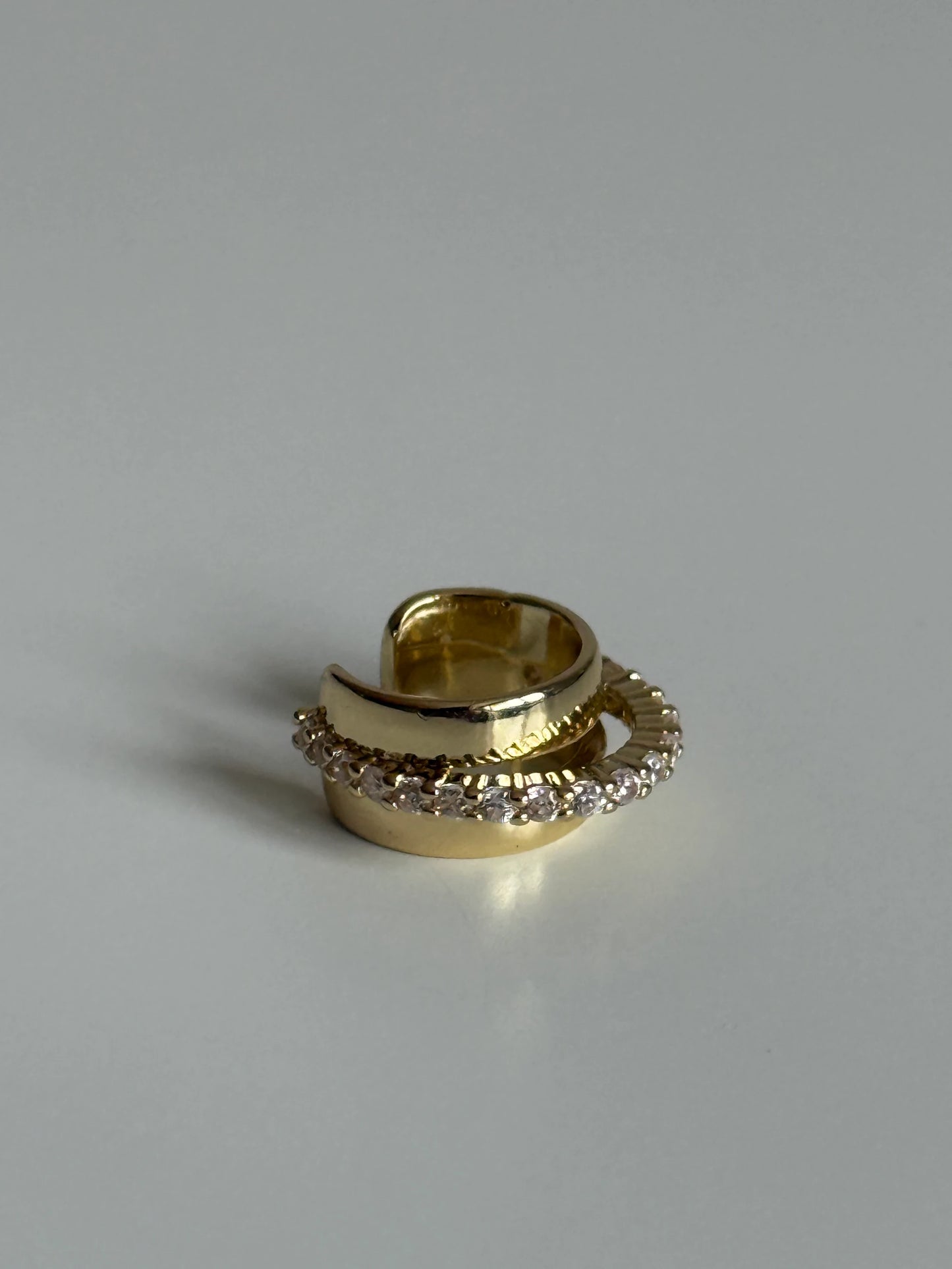 Gold Rengi Tek Sıra Taşlı Kadın Kıkırdak Küpe