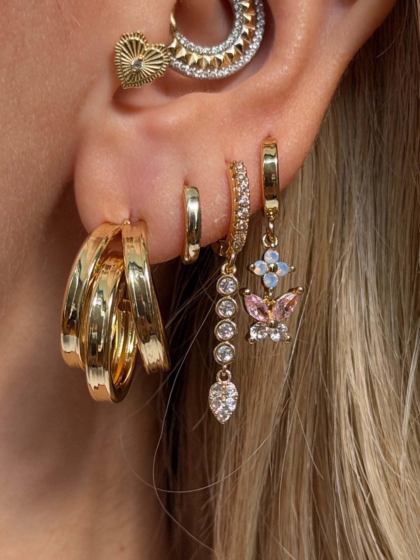 Gold Rengi Mavi&Pembe Taşlı Çiçek Ve Kelebek Sallantılı Kadın Küpe