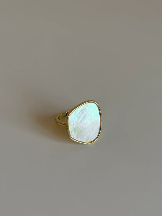 Gold Rengi Sedef Taşlı Oval Form Kadın Yüzük