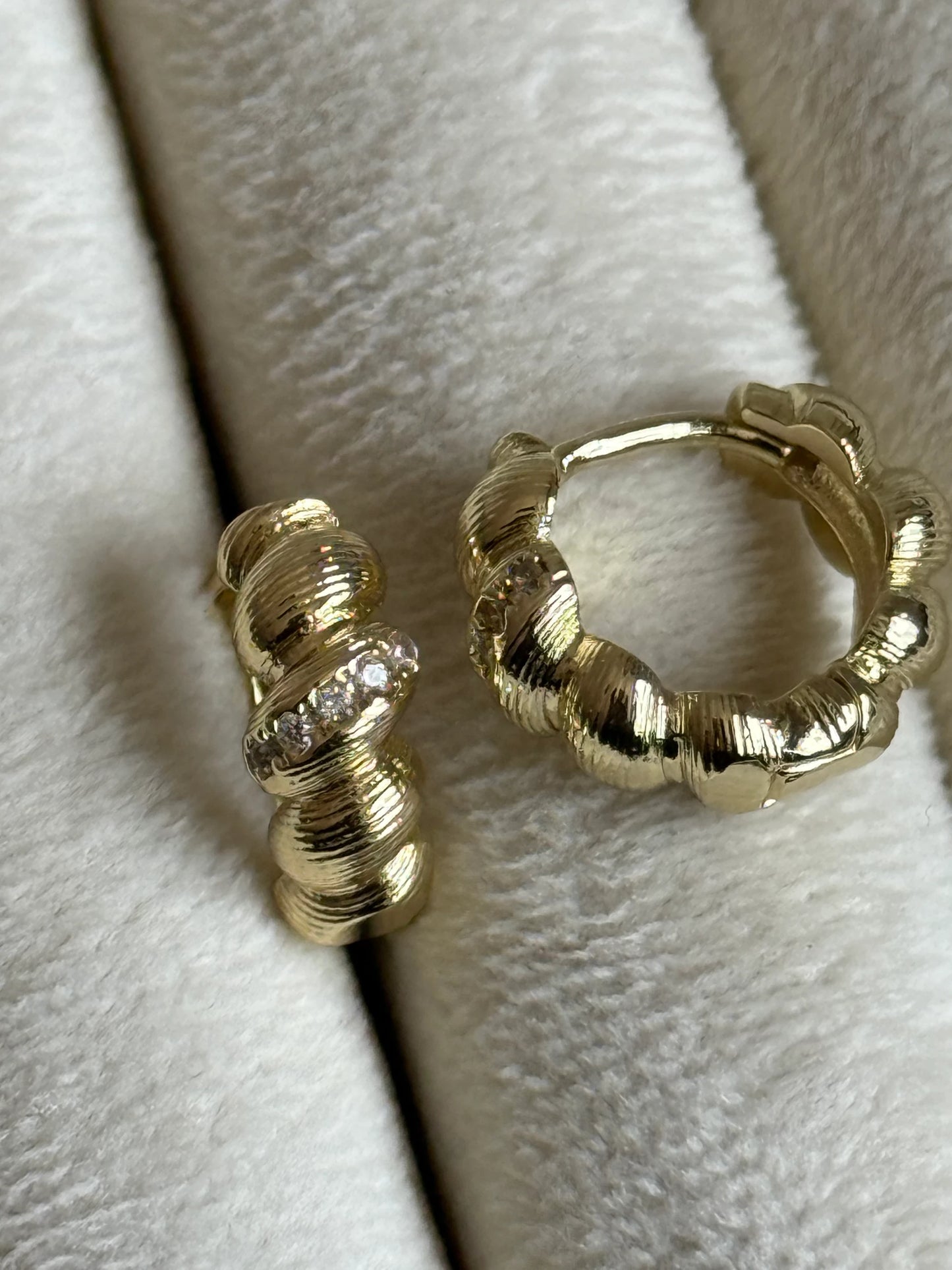 Gold Rengi Burgu Model Kadın Küpe
