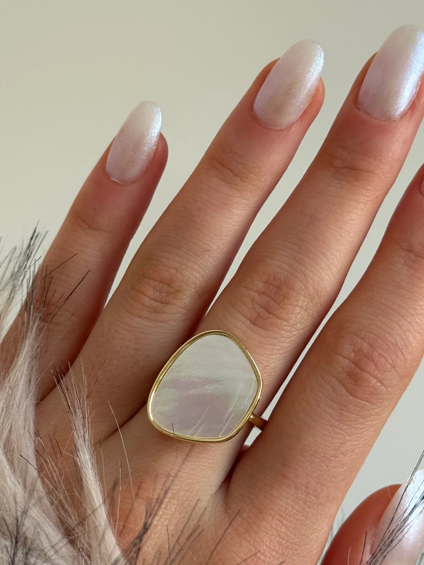 Gold Rengi Sedef Taşlı Oval Form Kadın Yüzük