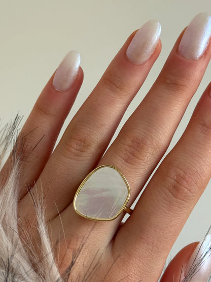 Gold Rengi Sedef Taşlı Oval Form Kadın Yüzük