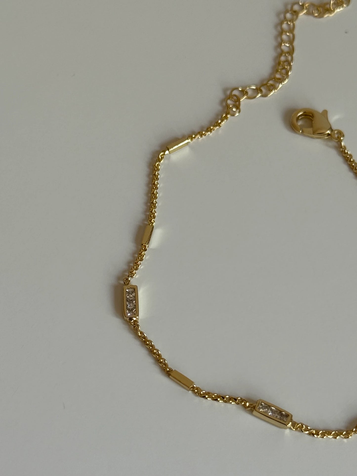 Gold Rengi Zirkon Taşlı Dikdörtgen Detay Kadın Bileklik
