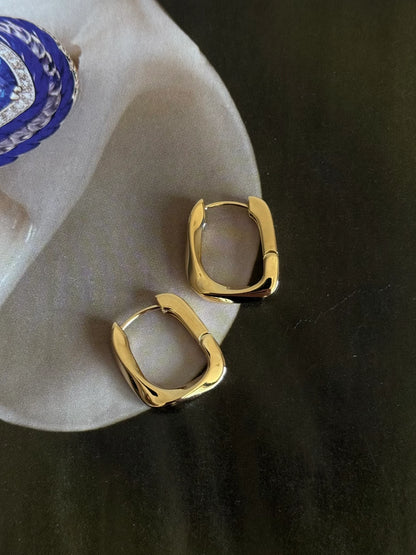 Gold Rengi Burgu Model Kadın Küpe
