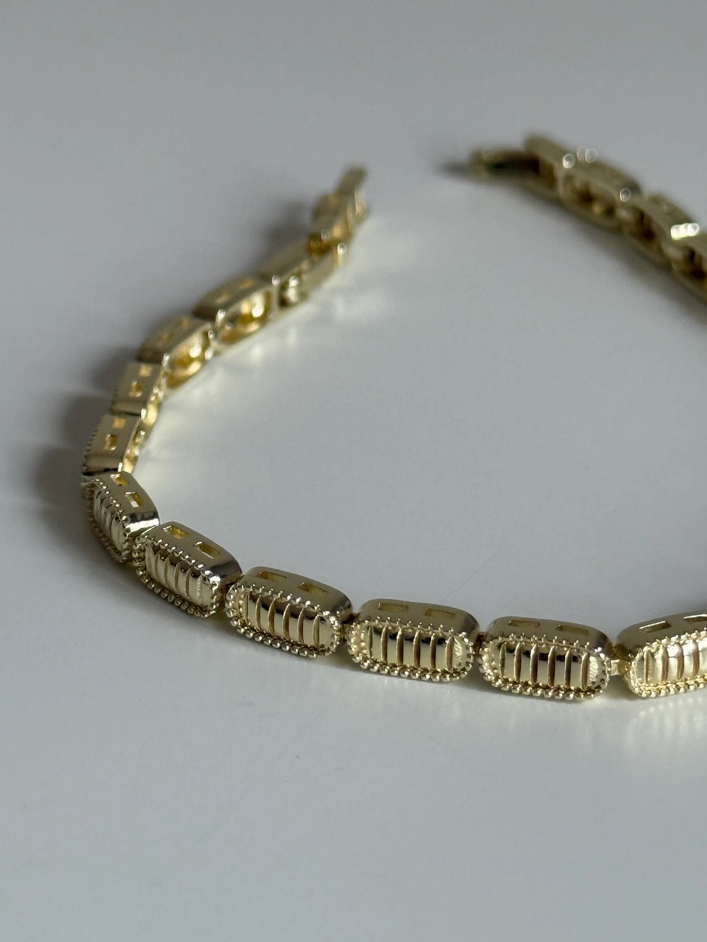 Gold Rengi Oval Formda Çizgili Model Kadın bileklik