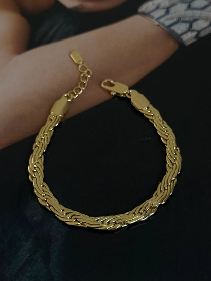 Gold Rengi Örgü Model Kadın Bileklik