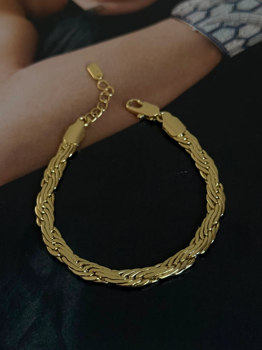 Gold Rengi Örgü Model Kadın Bileklik