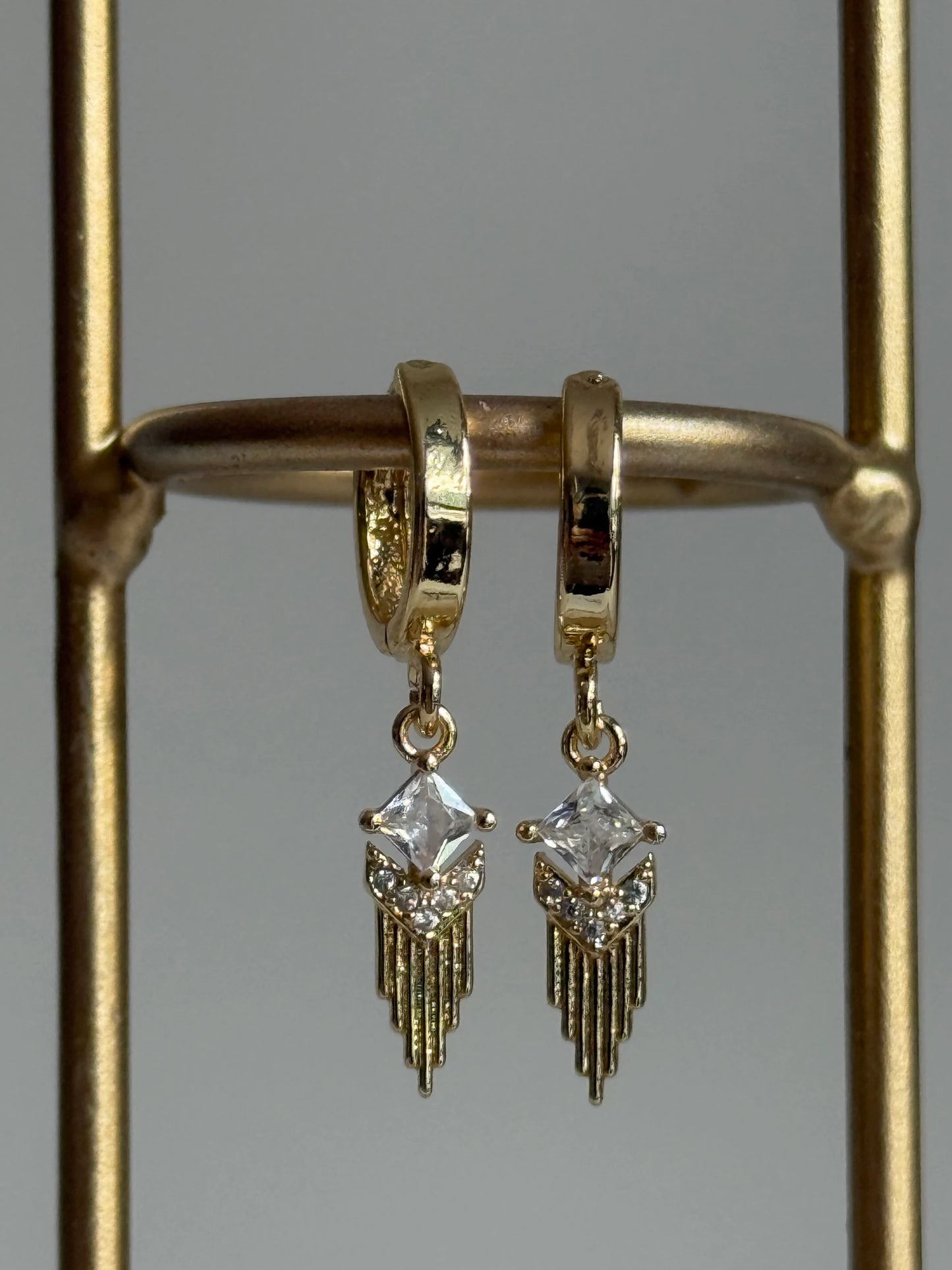 Gold Rengi Taşlı Sallantılı Kadın Küpe