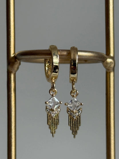 Gold Rengi Taşlı Sallantılı Kadın Küpe