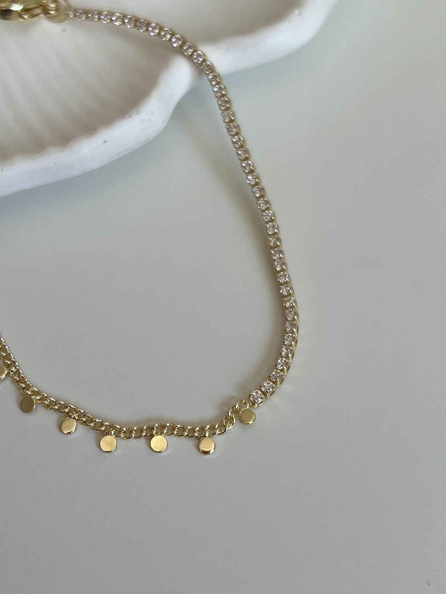 Gold Rengi Zirkon Taşlı Ve Sıralı Pullu Kadın Bileklik
