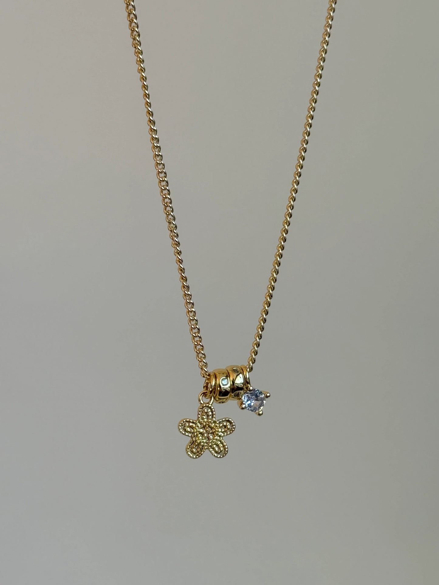 Gold Rengi Çiçekli Sallantılı Kadın Kolye