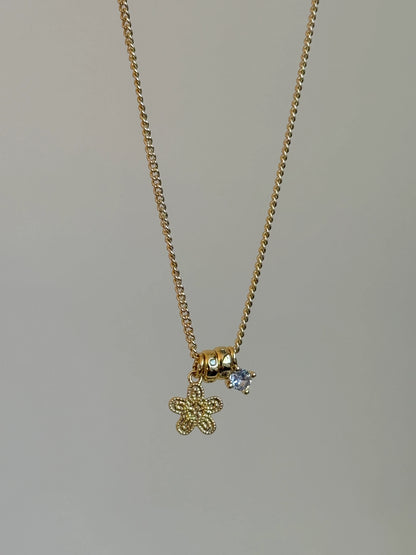 Gold Rengi Çiçekli Sallantılı Kadın Kolye