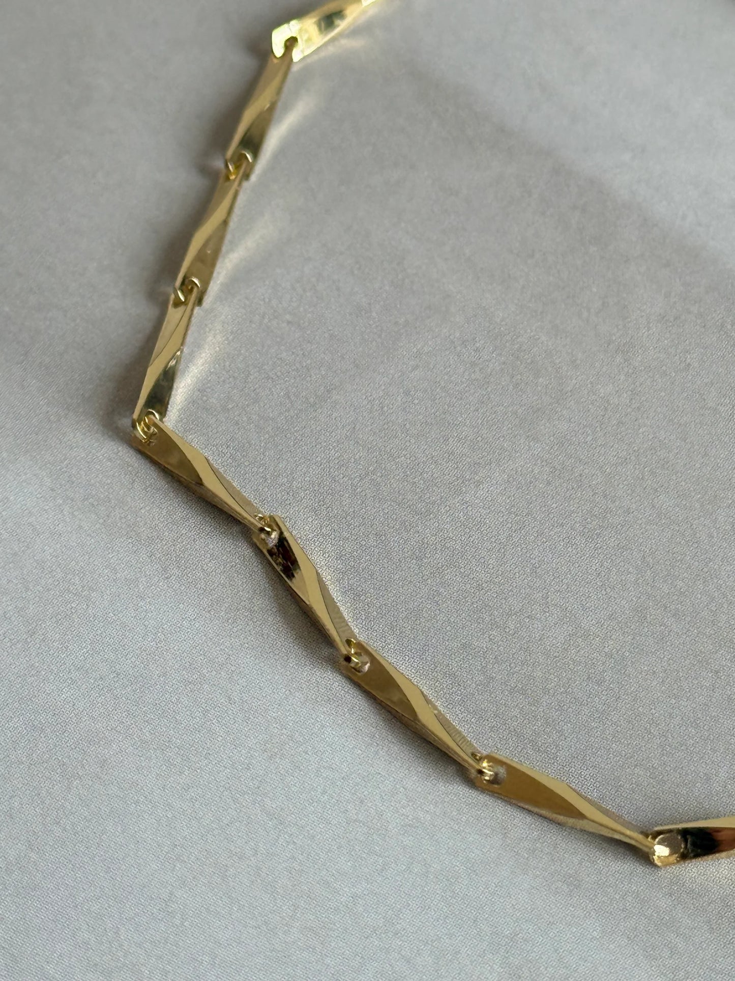 Gold Rengi İnce Burgu Model Kadın Bileklik