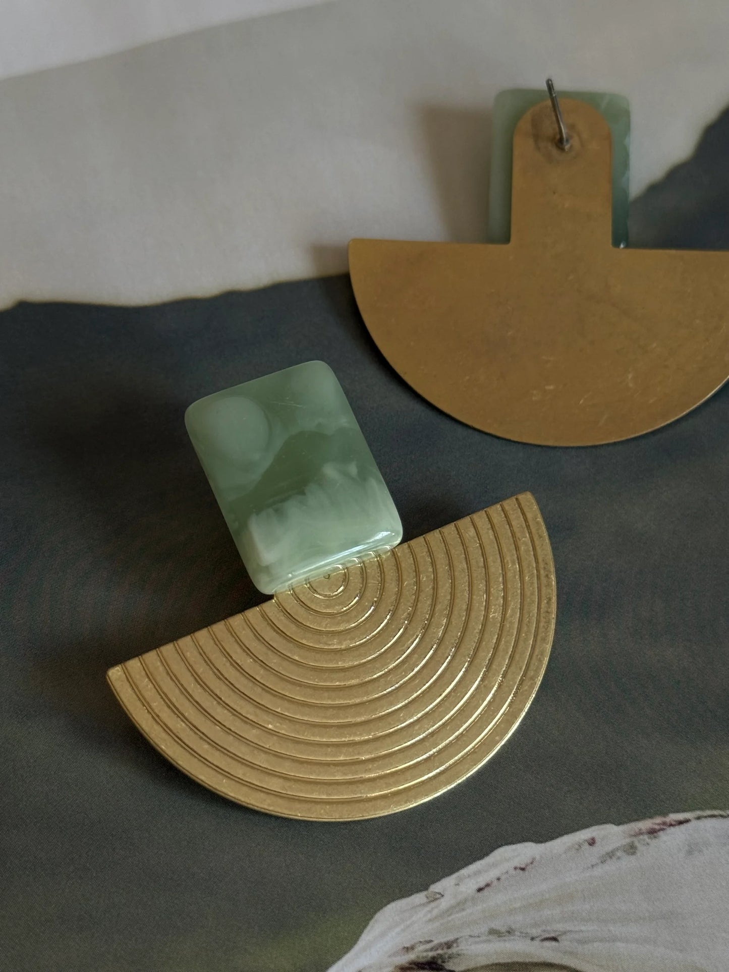 Gold Rengi Yeşil Doğal Taşlı Yarım Daire Kadın Küpe