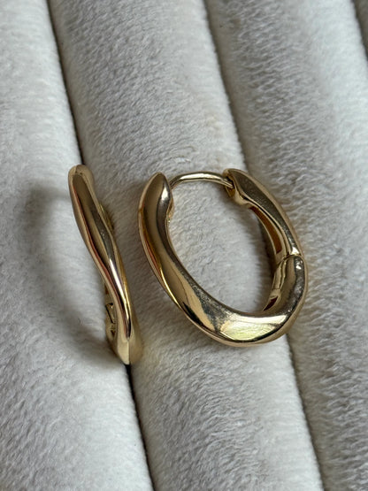 Gold Rengi Dalgalı Model Kadın Halka Küpe