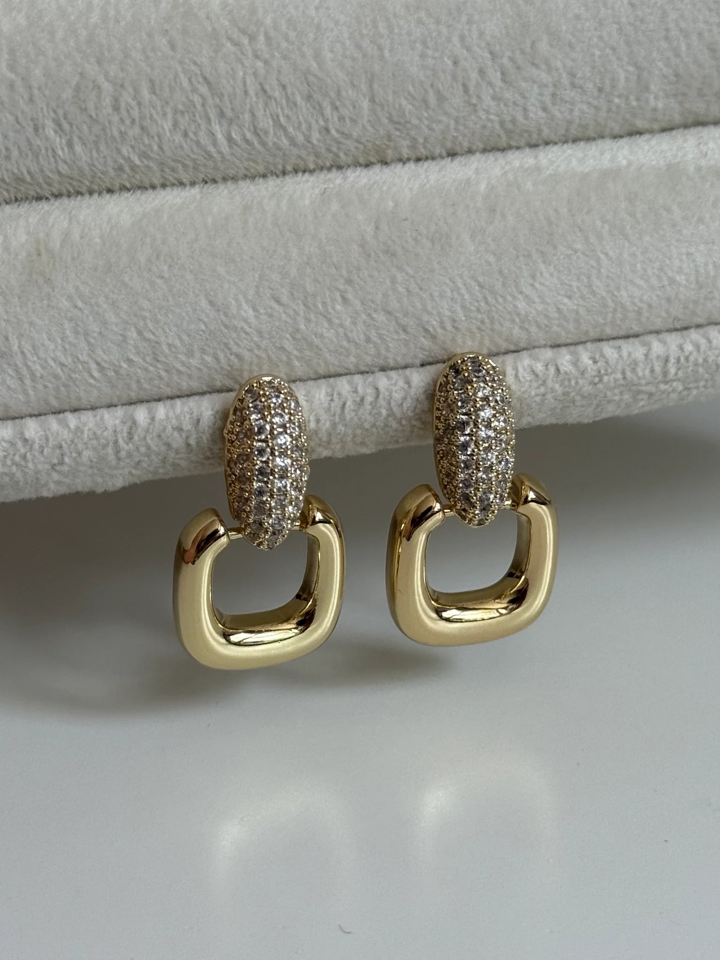 Gold Rengi Kare Sallantılı Kadın Küpe