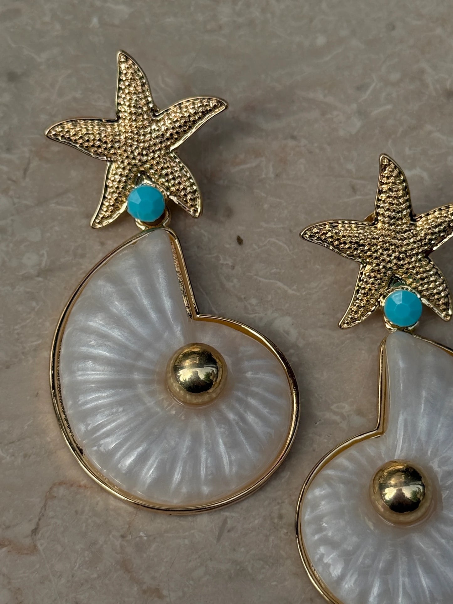Gold Rengi Deniz Yıldızı Detaylı Beyaz Kabuk Model Kadın Küpe
