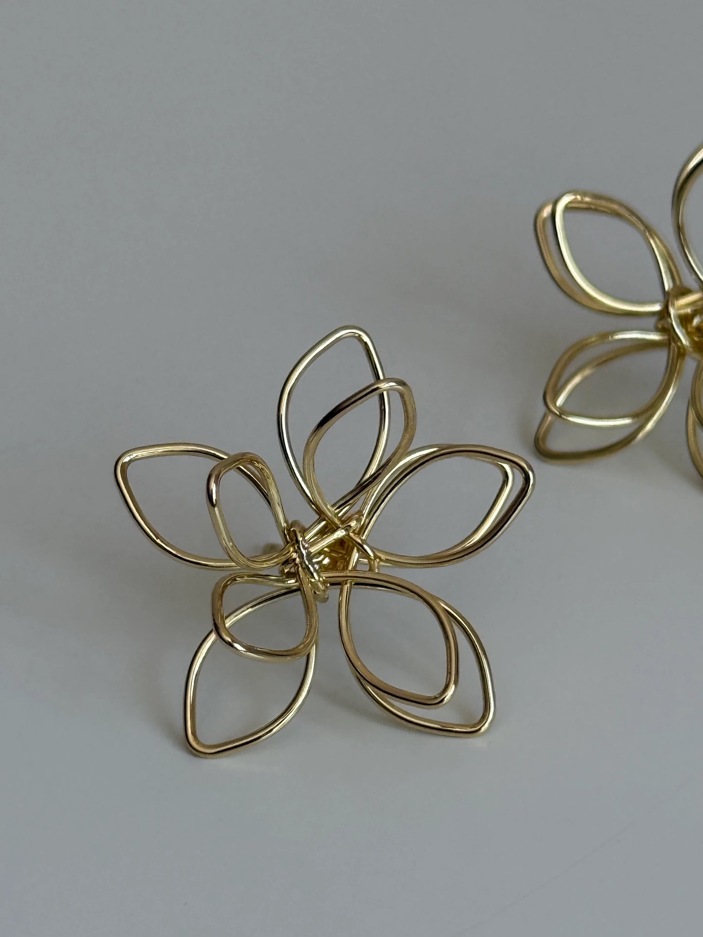 Gold Rengi Tel Model Çiçek Kadın Küpe