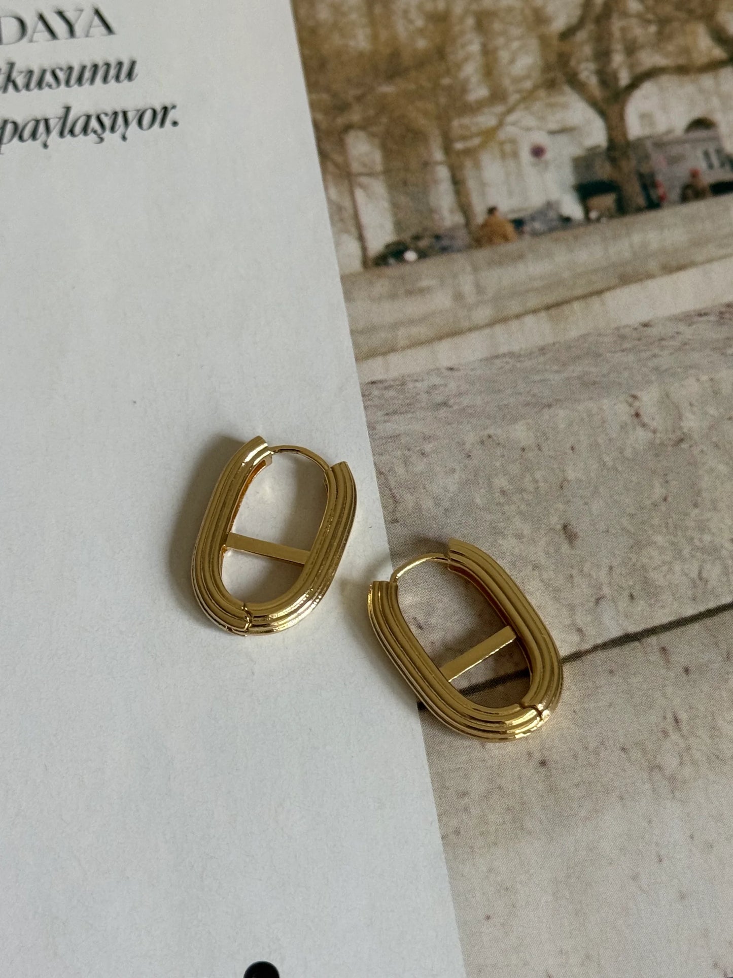 Gold Rengi Çizgi Detaylı Kadın Küpe
