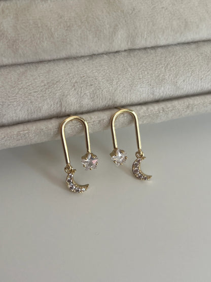 Gold Rengi Yıldız Ve Ay Figürlü Kadın Küpe