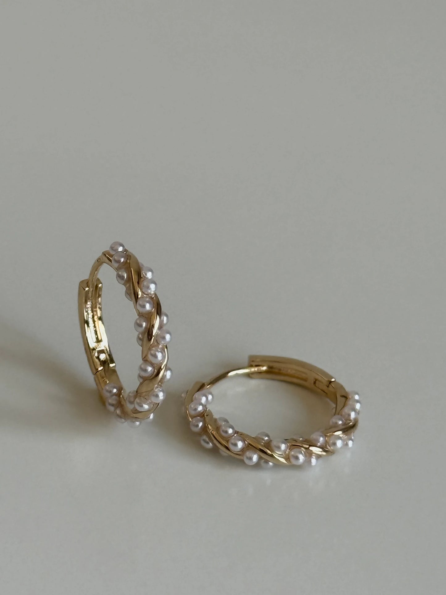 Gold Rengi İnci Detaylı Burgu Model Halka Kadın Küpe
