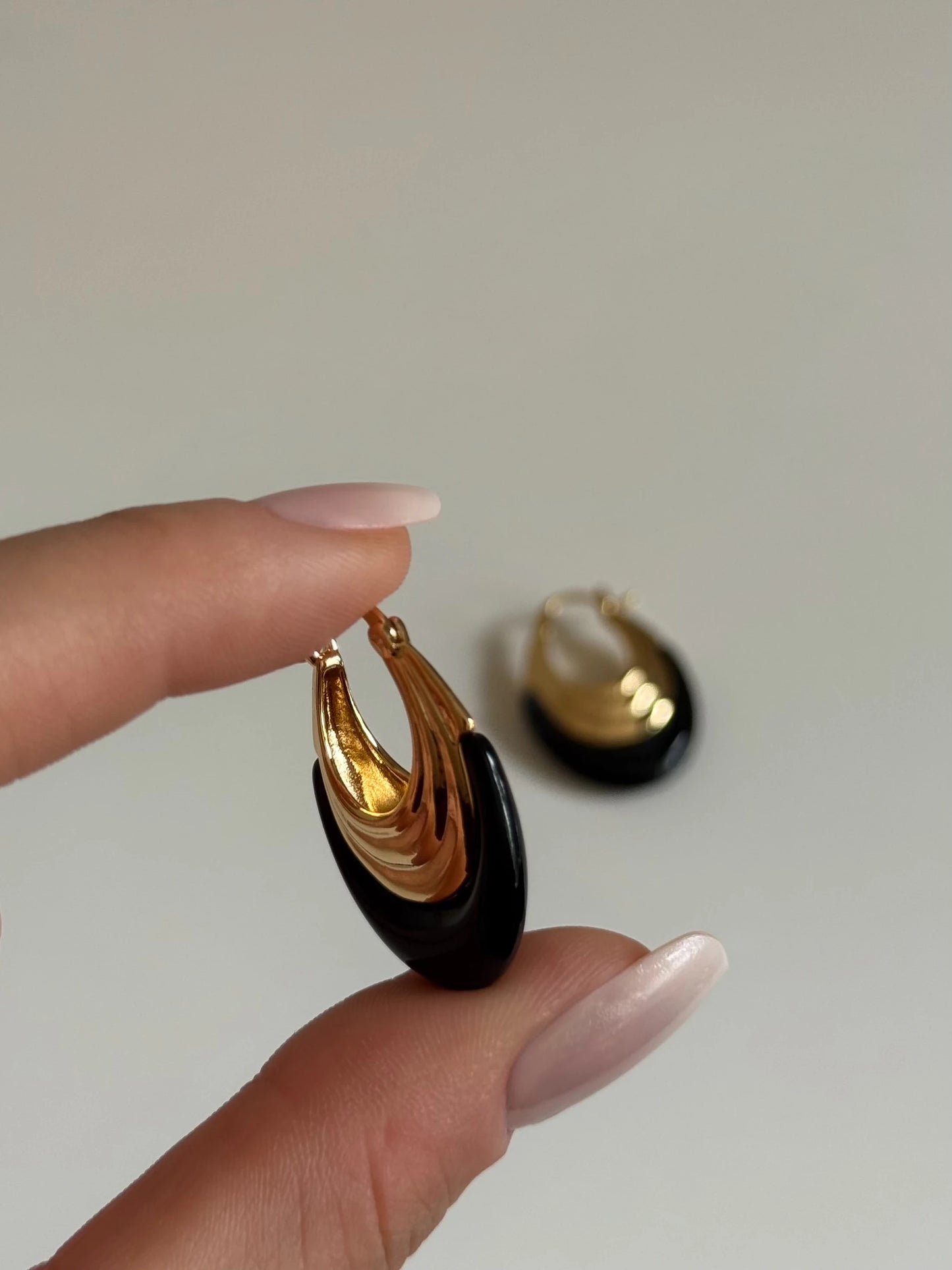 Gold Rengi Oval Taşlı Kadın Küpe