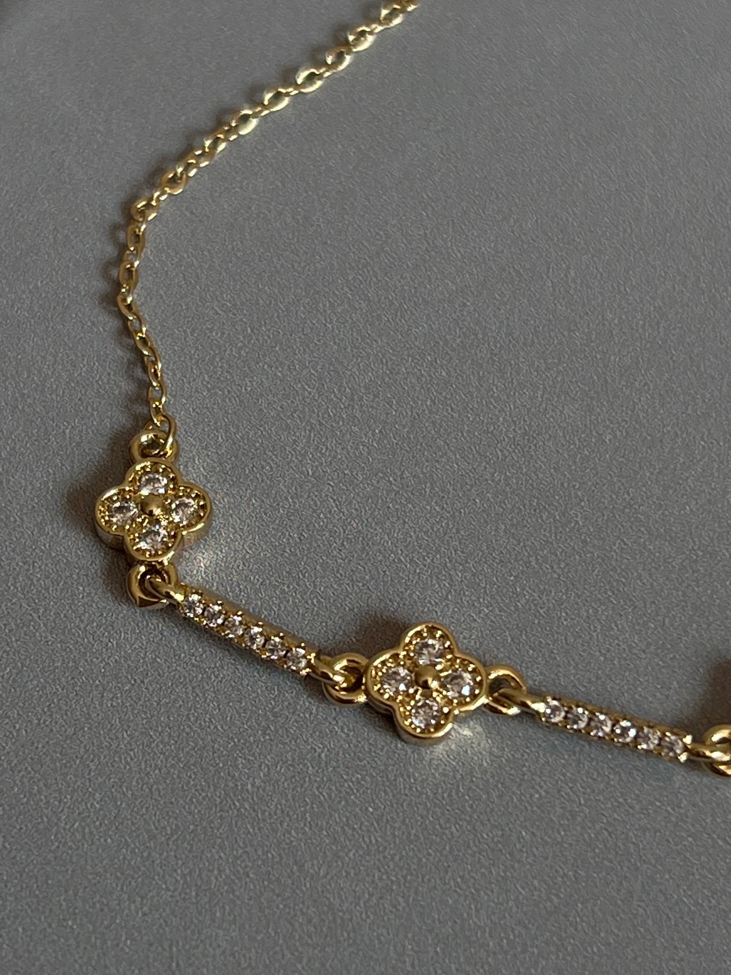 Gold Rengi Zirkon Taşlı Yonca Model Kadın Bileklik