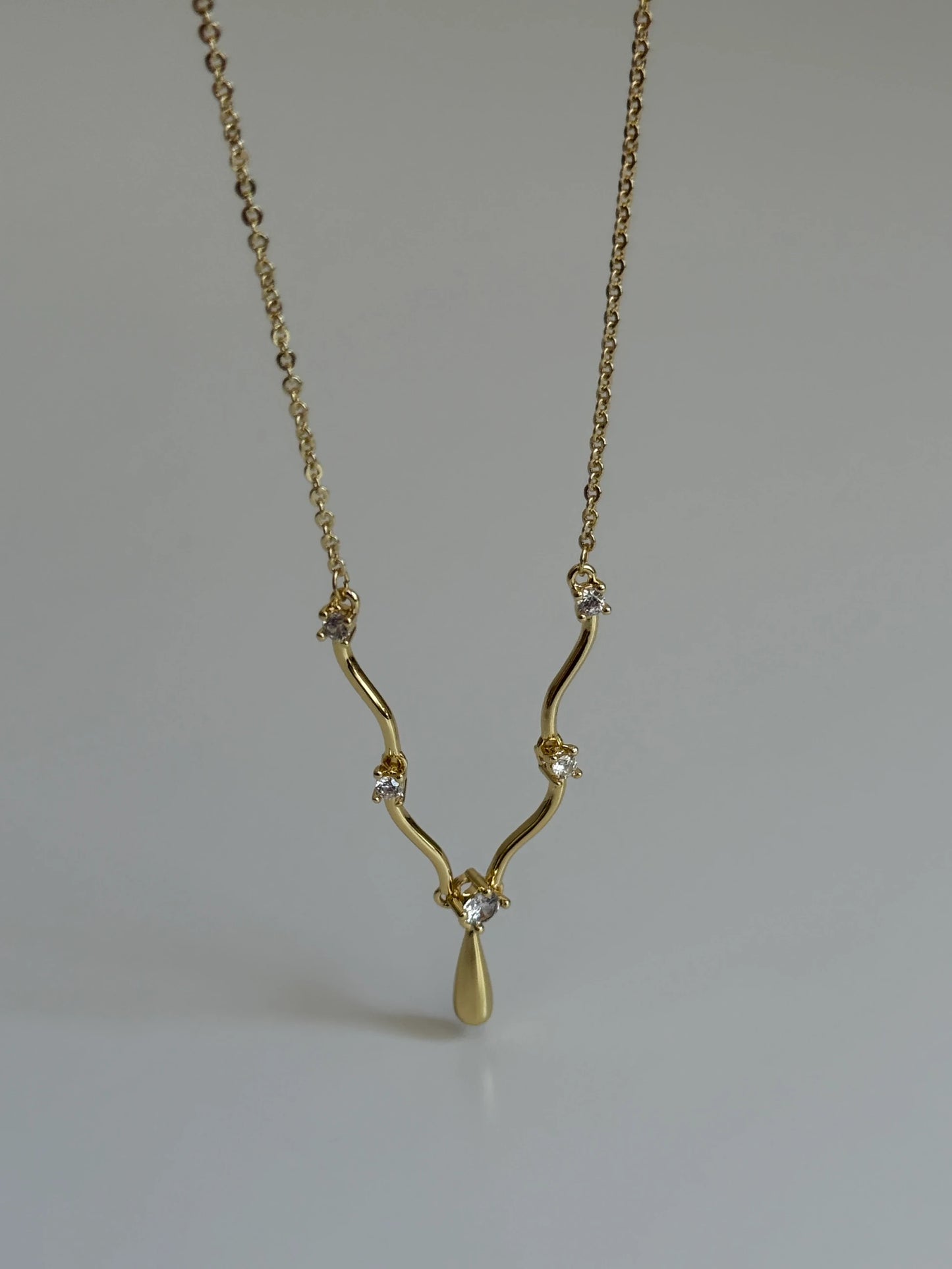 Gold Rengi V Model Kadın Kolye