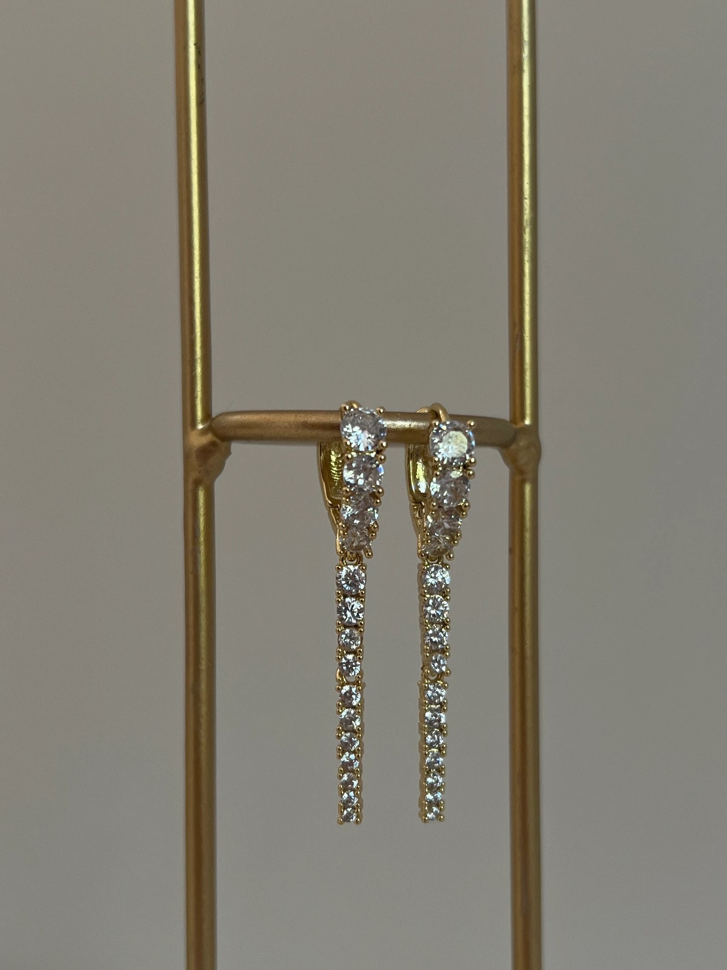 Sıralı Yuvarlak Zirkon Taşlı Çubuk Model Kadın Küpe