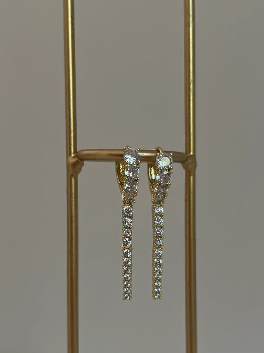 Sıralı Yuvarlak Zirkon Taşlı Çubuk Model Kadın Küpe