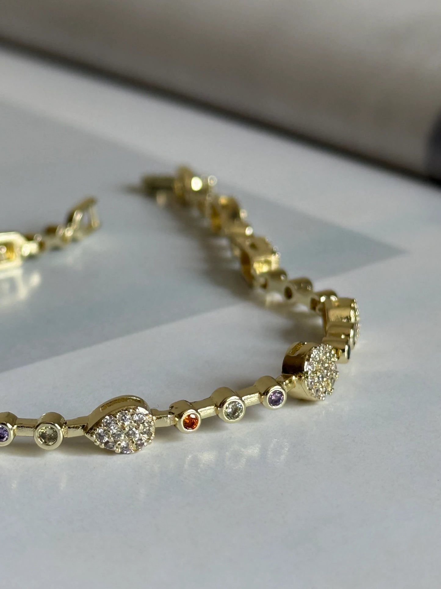 Gold Rengi Renkli Taşlı Kadın Bileklik