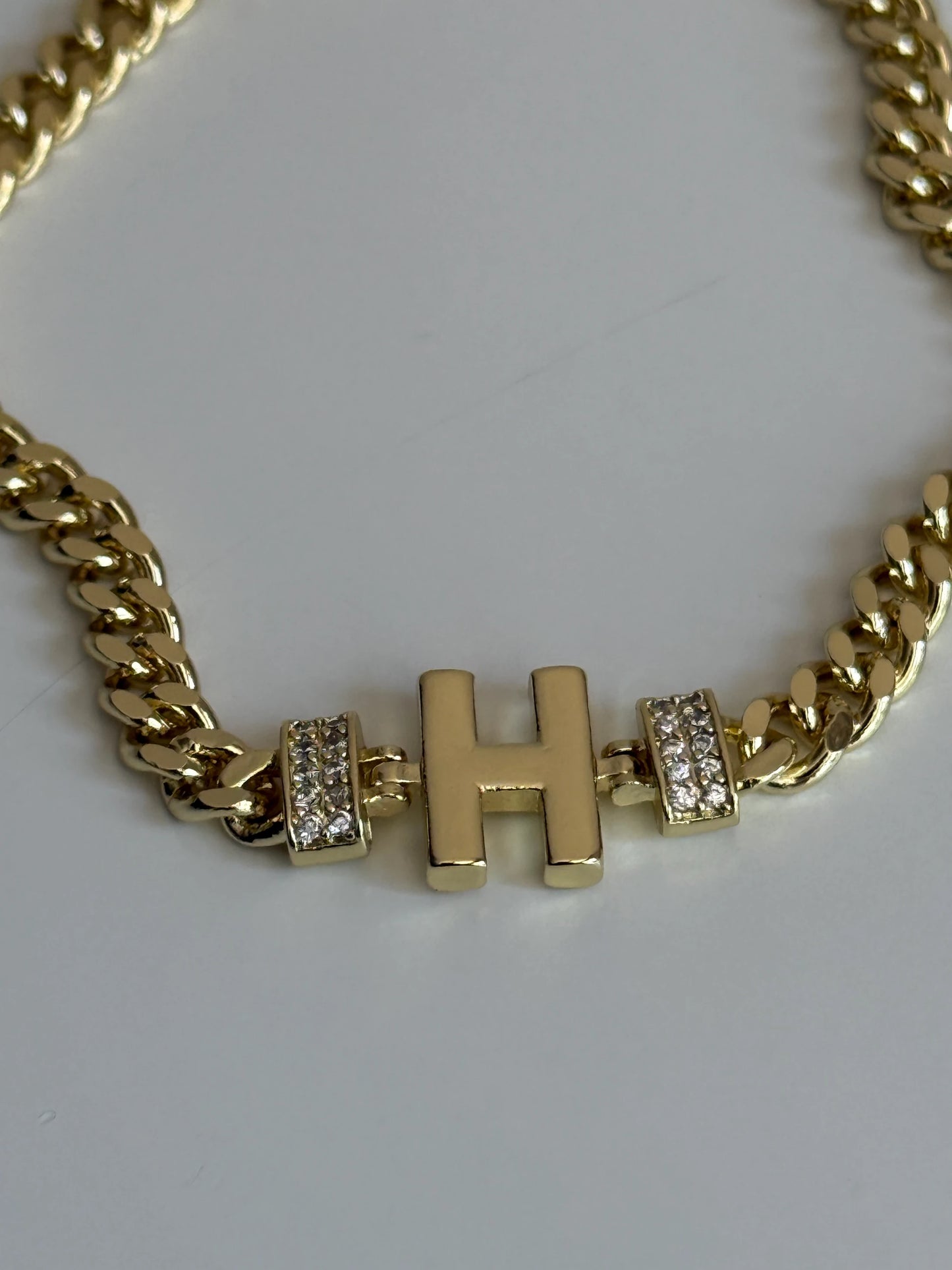 Gold Rengi Zincir Model Harfli Kadın Bileklik