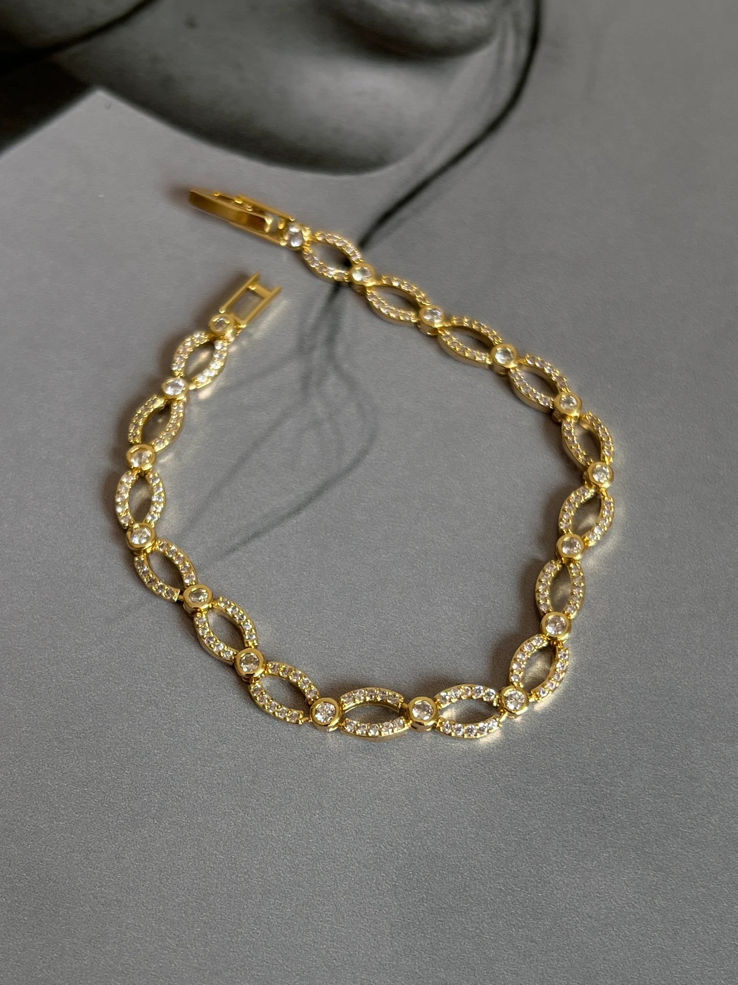 Gold Rengi Zirkon Taşlı Sıralı Halka Kadın Bileklik