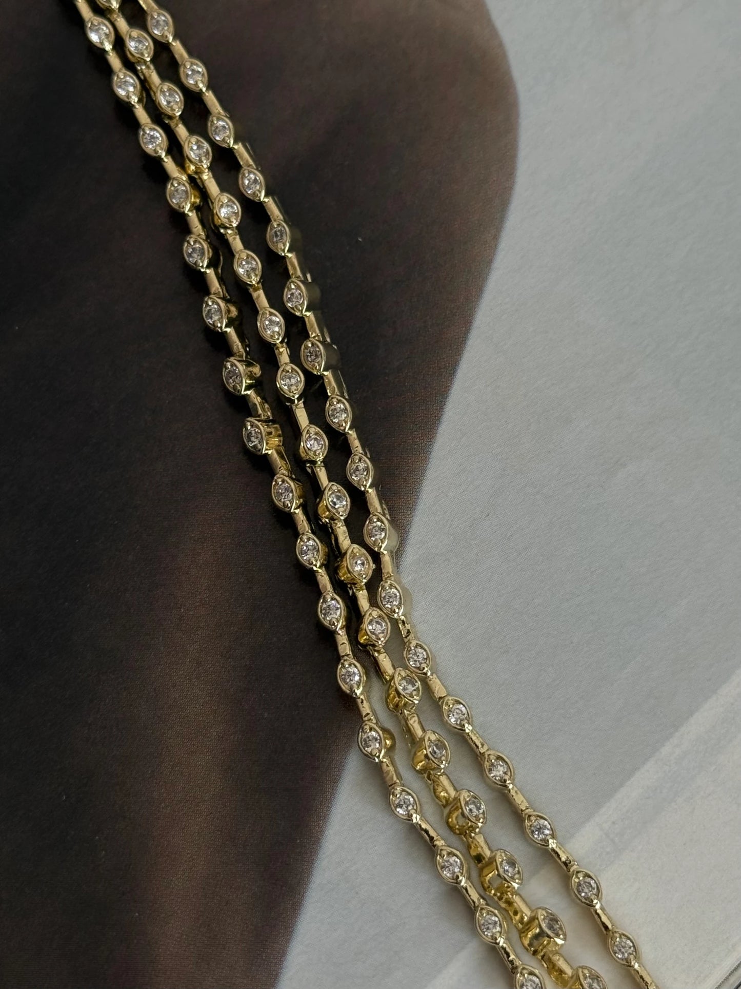 Gold Rengi Üç Sıra Uzun Taşlı Kadın Bileklik