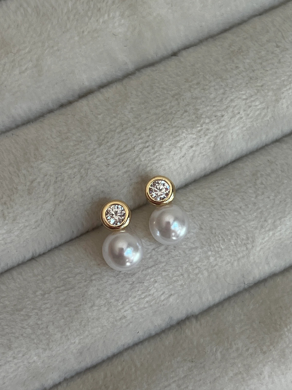 Gol Rengi Zirkon Taşlı İnci Model Kadın Minimal Küpe
